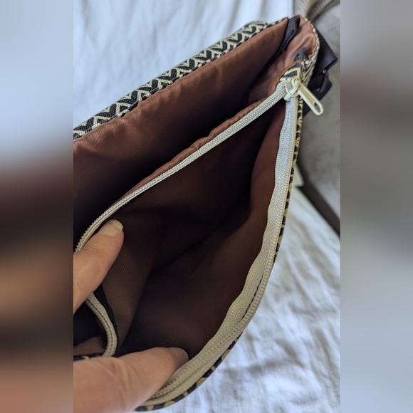 KAVU Black & White Chevron Padded Bag Adjustable Strap And Pockets - Picture 8 of 13